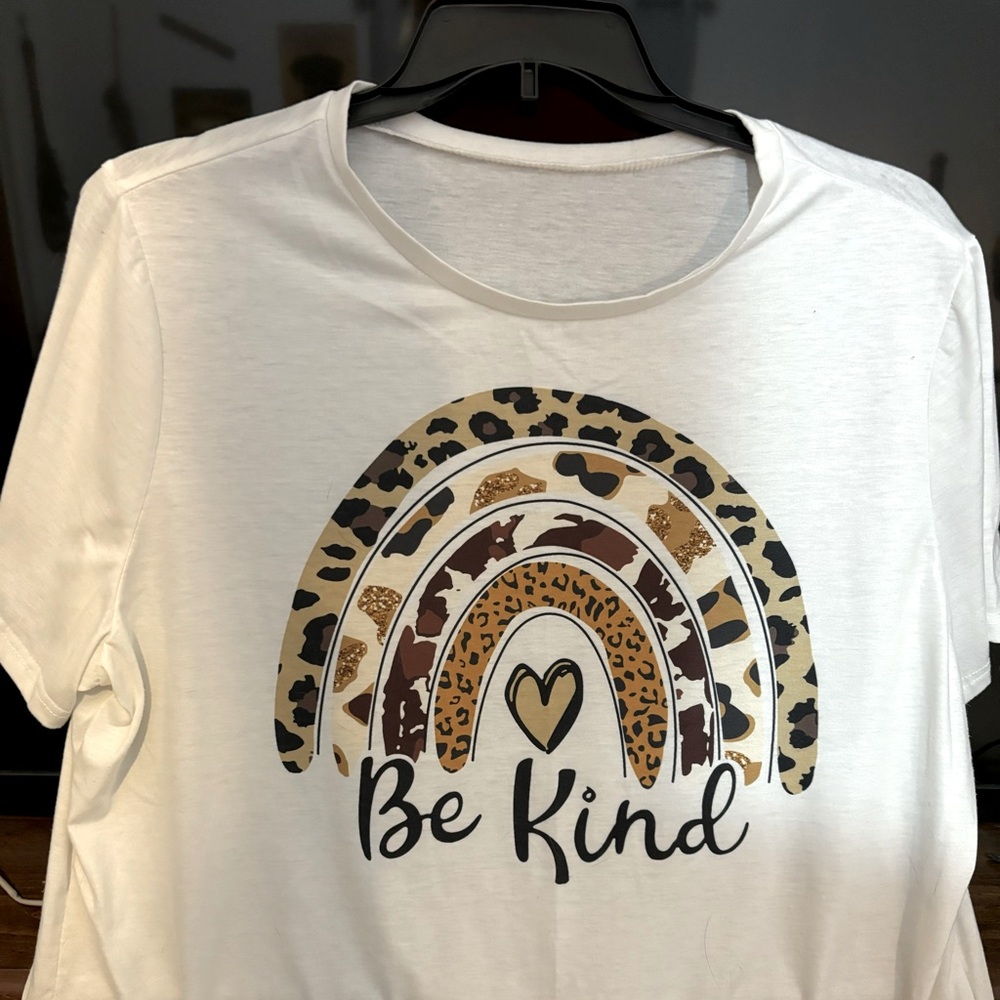 Be Kind graphic T-Shirt
